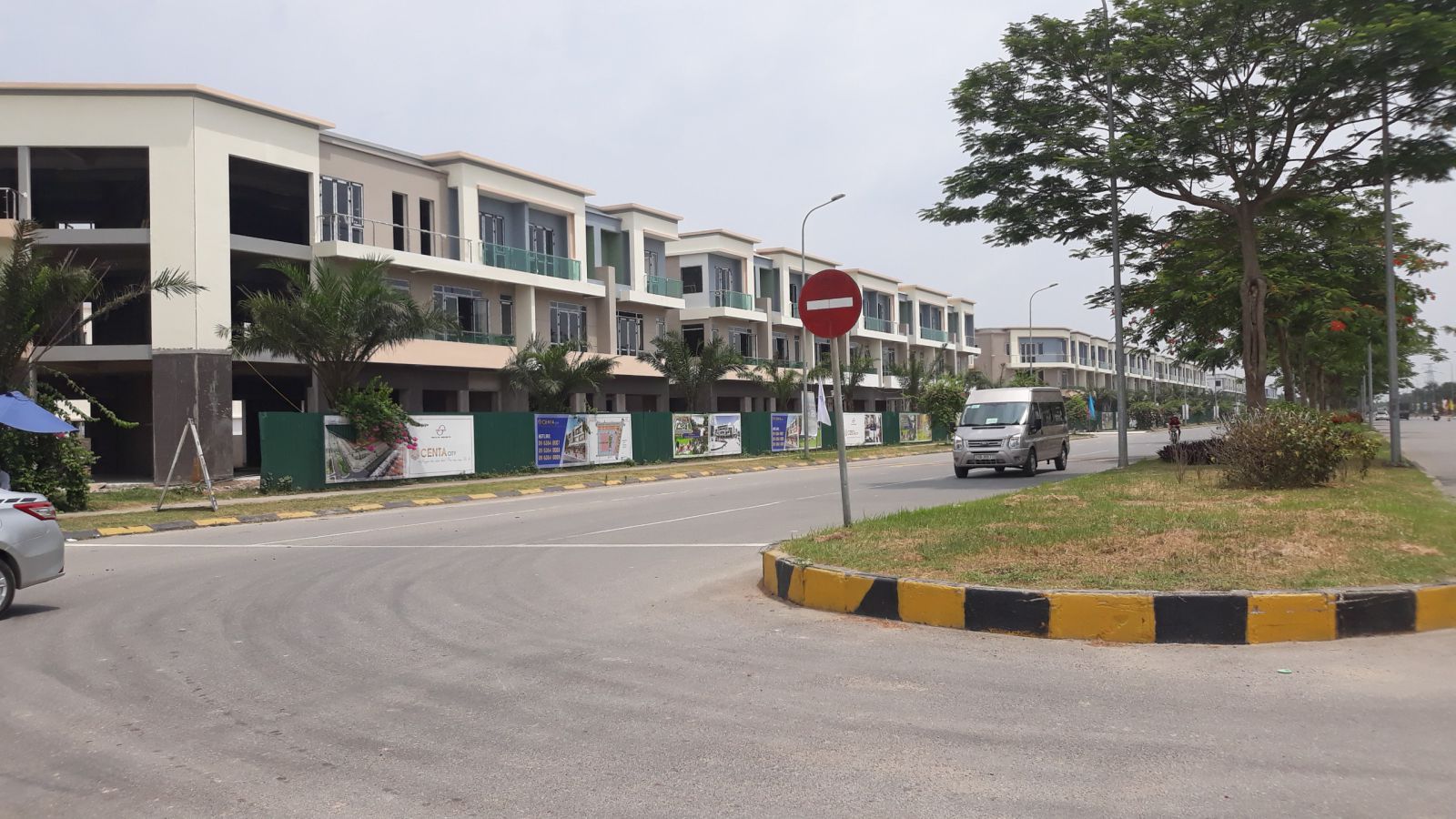 Cần bán gấp 1 căn  nhà mặt phố dự án Centa City  Vsip Từ Sơn giá chỉ 16.5 triệu/m2 kinh doanh ngay